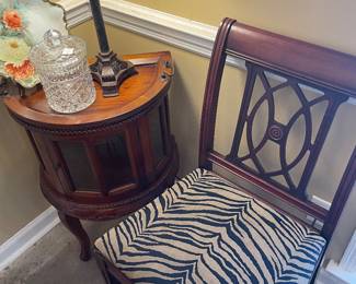 Wonderful mahogany small curio table with dining side chair 