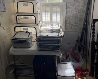 Collapsible storage bins