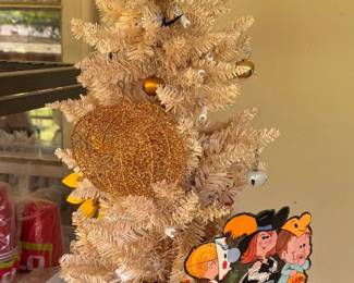 What a fun fall tree! Just fluff it up...