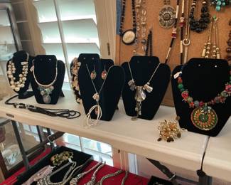 And more fashion, jewelry necklaces