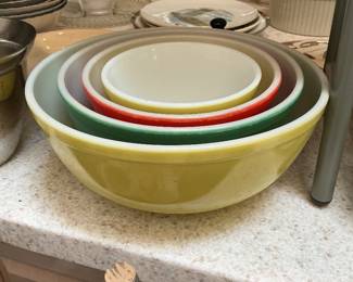Vintage Pyrex nesting bowl set