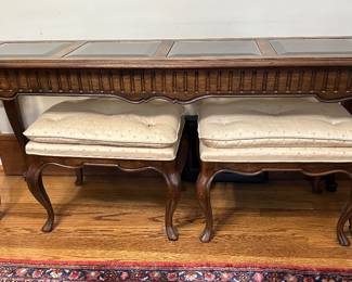 Sofa table with glass inserts and 2 stools....
