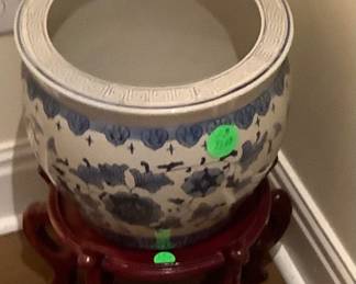 Large Chinesempot on stand.