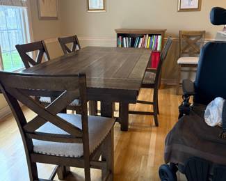 Dining Room Table - 8 Chairs - 2 leaves