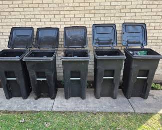 5 Toter 32 Gal bins