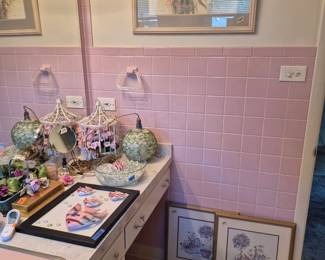 Even the towel holders are original! If you buy this house and gut this room...I want everything!!!