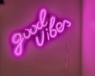 “Good Vibes” Pink Neon Style LED Wall Sign – USB Powered Light Decor