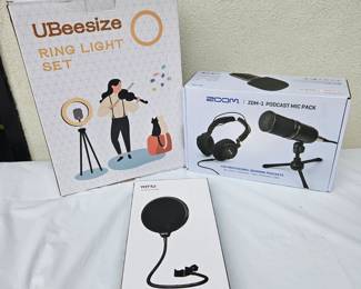 Zoom ZDM-1 Podcast Bundle Microphone Kit Headphones Stand NIB