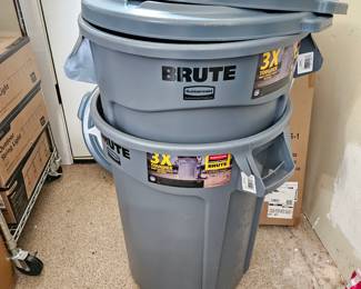 Lot of 2 Rubbermaid BRUTE Commercial Trash Cans w/ Lids Gray Heavy Duty