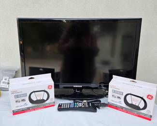 Samsung 26" LCD TV UN26D4003 w Remote + (2) New GE Indoor HD Antennas