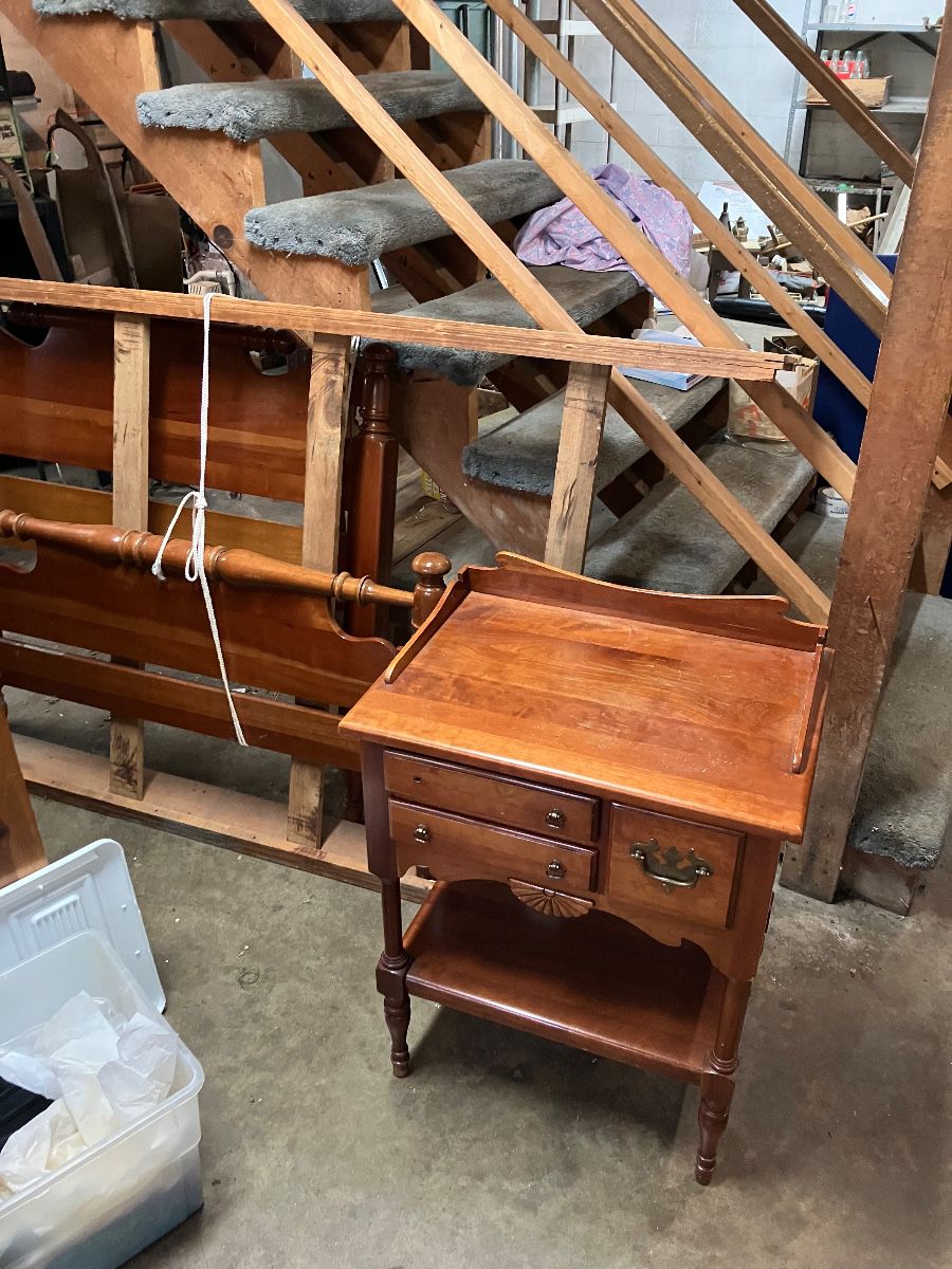 Single bed & matching nightstand 