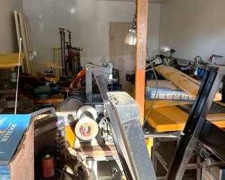 A cylinder sander is here, a couple of benchtop vices, and all kinds of things are here.