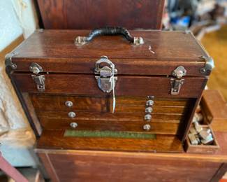 This is the Gerstner Tool Chest mentioned elsewhere.  Pull up to your work with one of these and the wood respects you.