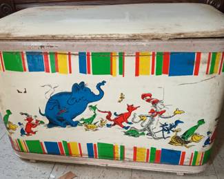 Dr Seuss Toy Box: Needs cleaning and top is off hinges