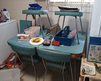Vintage Kitchen Table Set with 4 chairs and table leaf