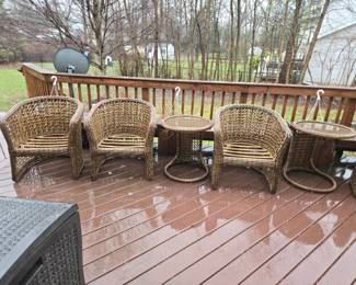Nice patio set, 4 chairs 2 tables