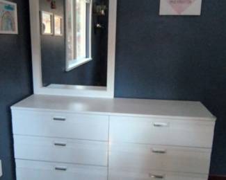 Dresser w/mirror