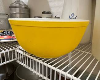 Pyrex Yellow Round Mixing Bowl, 4 Quart
