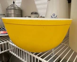 Pyrex Yellow Primary Color Mixing Bowl