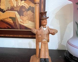 ANRI Wood Carving of Gentleman with Lamp Post