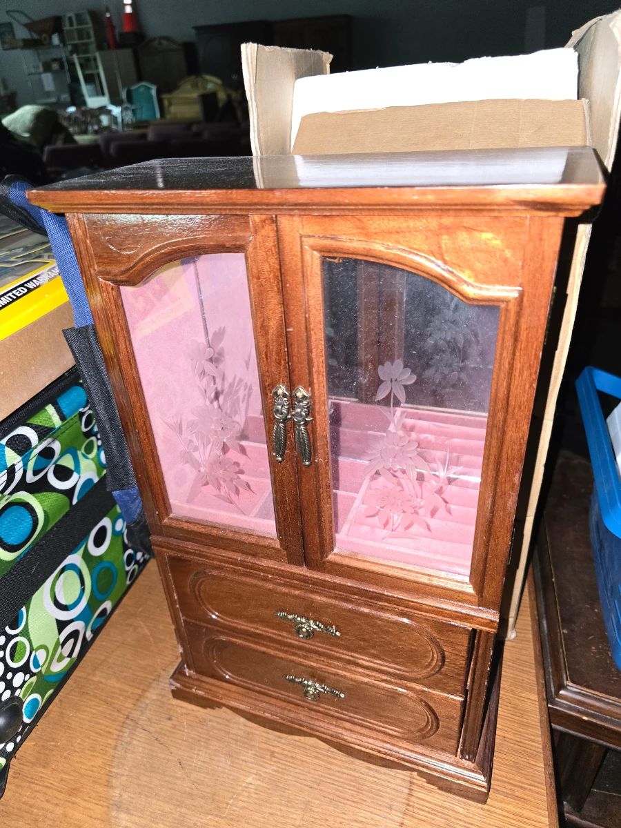Jewelry cabinet