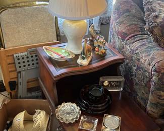 Vintaeg end table, lamp, coasters