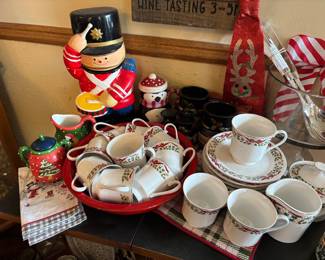 Christmas decor / coffee cups 
