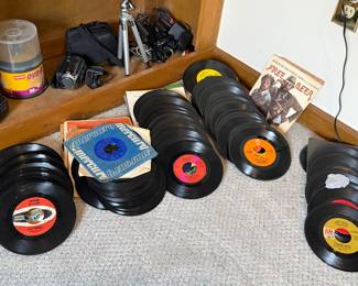 Hundreds of popular juke box 45's records
