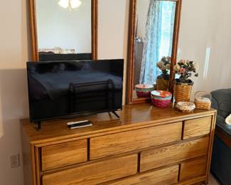 Very nice oak dresser with detachable mirrors
