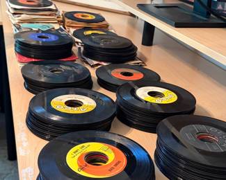 Hundreds of popular juke box 45rpm records in good condition