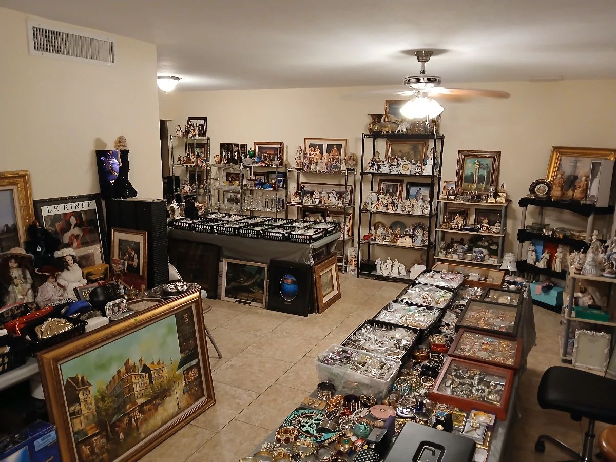 Over 5000 items, mostly vintage 