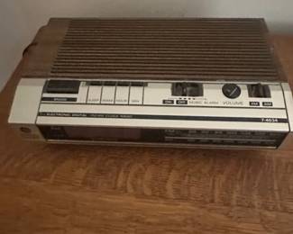 GE Electronic Digital FM or AM Clock Radio Model B
