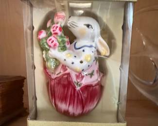 Villeroy  Boch Easter Bunny Figurine in Tulip