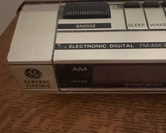 GE Electronic Digital FM or AM Clock Radio Model B second image