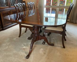 Elegant Dining Room Table W/ 3 Footed Legs, 6 Chairs, & Leaf