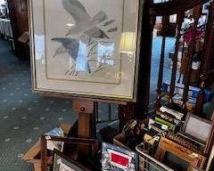 Art and empty frames