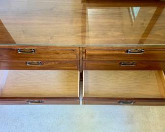 Dresser in pristine condition