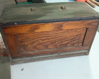 Antiqu oak machinist's chest