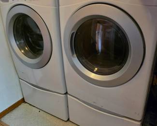 $400 AVAILABLE NOW  electric washer and dryer