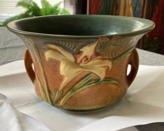 Vintage Roseville Pottery bowl or jardiniere in the Zephyr Lily pattern