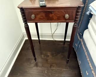 Federal / Sheraton side table with one drawer and fluted legs