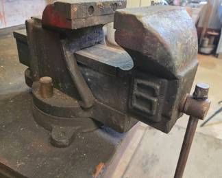 Heavy-Duty 6" Jaw Bench Vise