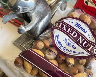 Nut cracker