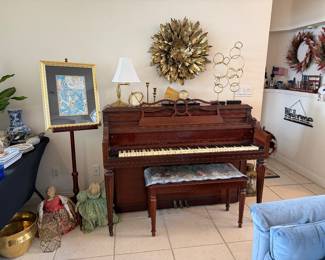 Russian dolls, Piano, gold metal wreath