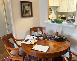 Round dinning table with 2 extra leafs