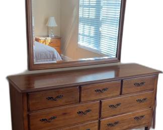 Thomasville Classic 9-Drawer Cherry Wood Dresser