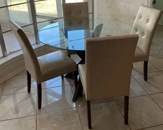  019 Round Table With Four Chairs