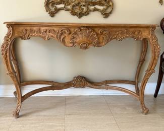 Rococo style console table with seashells in light wood and gold