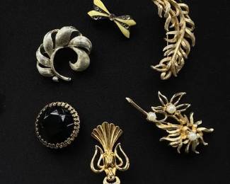 Collection of Vintage brooches and pins.