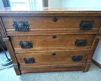 Early 20th-Century oak ches of drawers.
